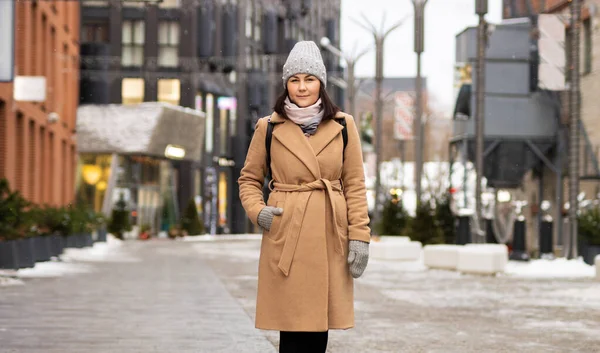 Sokakta Yürürken Ceketli Mutlu Bir Kadının Açık Hava Portresi — Stok fotoğraf