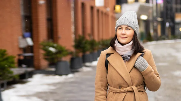 Retrato Mulher Sonhando Andando Pela Rua Inverno — Fotografia de Stock