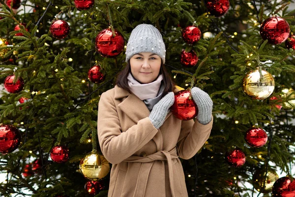 Joyeux Jeune Femme Avec Décoration Arbre Noël Hiver — Photo