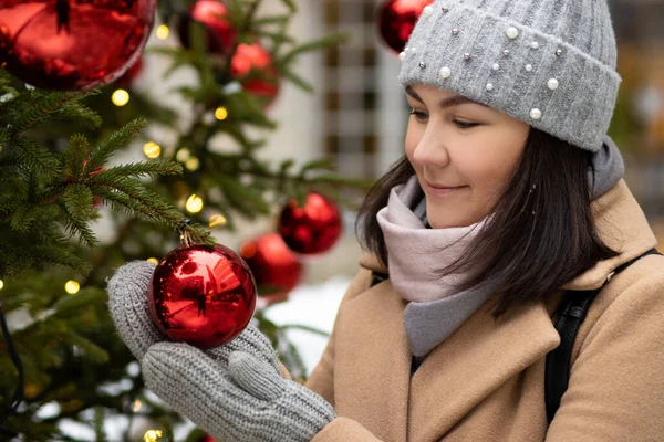 Primo Piano Della Donna Inverno Indossare Tenendo Decorazione Albero Natale — Foto Stock