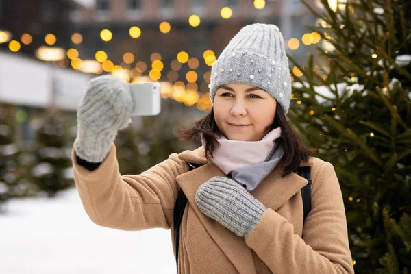 Donna Felice Abiti Invernali Facendo Selfie Nel Mercato Natale — Foto Stock