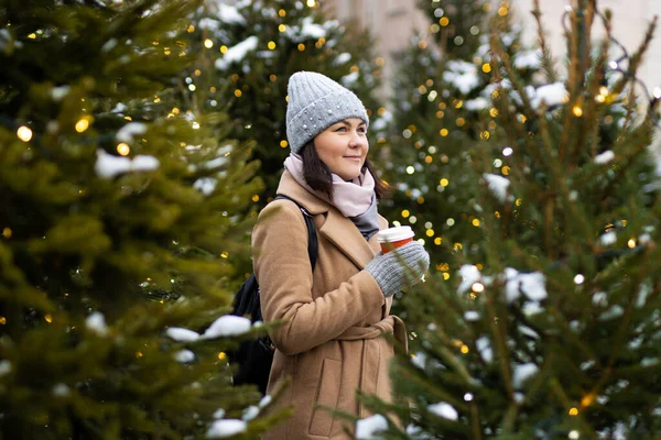 Donna Felice Con Tazza Caffè Tra Alberi Natale — Foto Stock