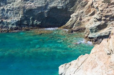 mavi lagün ve kayalık sahil şeridi