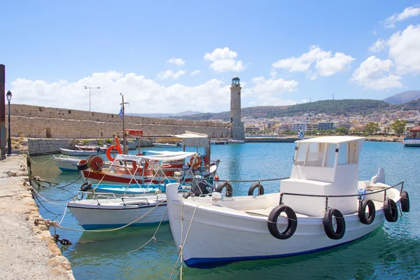 Vissersboten in oude haven in rethymno — Stockfoto