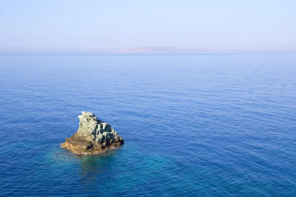 Μικρή βραχονησίδα στη θάλασσα — Φωτογραφία Αρχείου