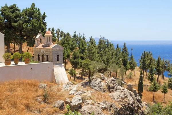 Kyrka med vacker havsutsikt på ön Kreta, Grekland — Stockfoto