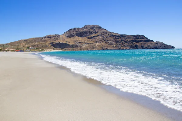 Praia com água transparente azul na ilha de Creta na Grécia — Fotografia de Stock