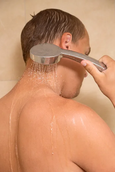 Jonge man wassen hoofd in badkamer — Stockfoto