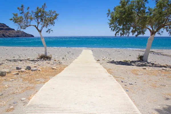 Caminho para a praia com água azul transparente — Fotografia de Stock