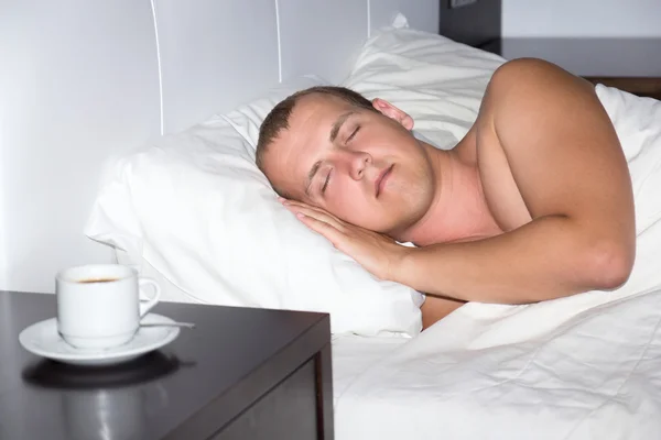 Dormindo homem e café — Fotografia de Stock