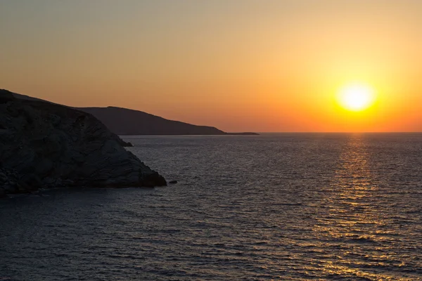 Bonito pôr do sol ou nascer sobre o horizonte do mar — Fotografia de Stock