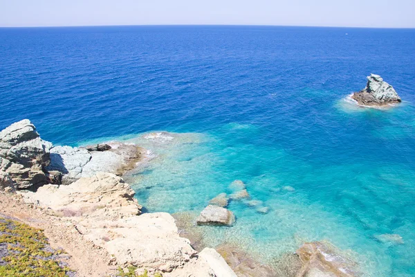 Moře scéna s průhlednou vodou a skalnaté pobřeží v Řecku — Stock fotografie