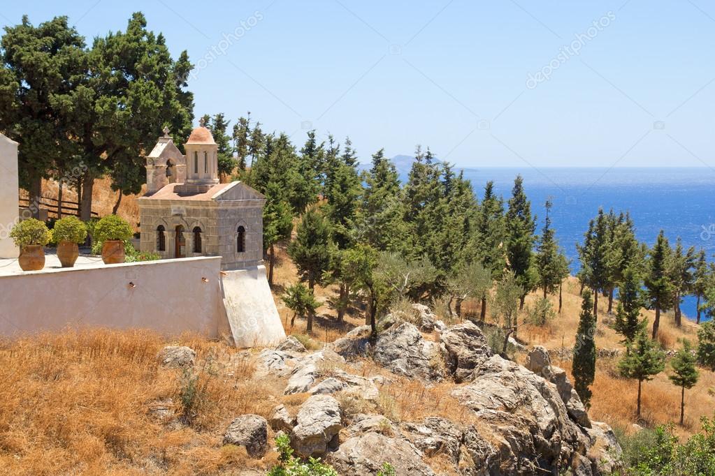 Iglesia con hermosa vista al mar en la isla de Creta, Grecia 2022