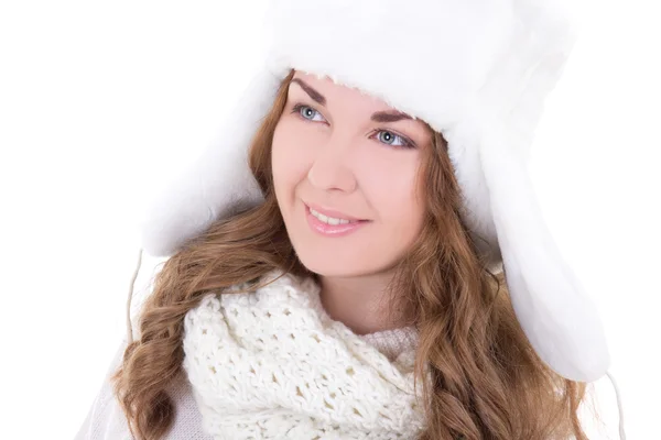 毛皮帽子上白色孤立年轻美丽的女人的画像 — 图库照片