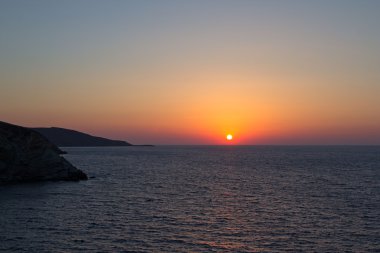 güzel gün batımı veya gündoğumu deniz ufukta