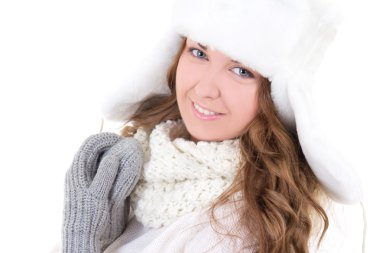 genç kadın üzerinde beyaz izole kürk şapka