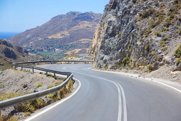 Strada tortuosa che conduce alle montagne — Foto Stock