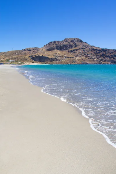 Linha costeira de praia com água azul transparente na ilha de Creta — Fotografia de Stock