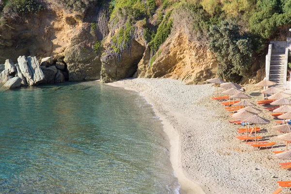 Красивый песчаный пляж с прозрачной водой и зонтики — стоковое фото