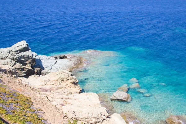 Θάλασσα σκηνή με διαφανή νερά και βραχώδη ακτή στο νησί της Κρήτης — Φωτογραφία Αρχείου