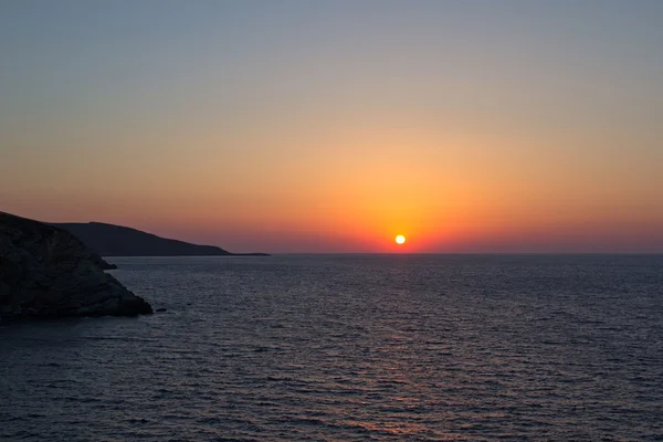 Belo pôr do sol ou nascer do sol sobre o horizonte do mar — Fotografia de Stock