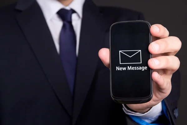 Teléfono móvil con el nuevo mensaje en la mano del hombre de negocios —  Fotos de Stock