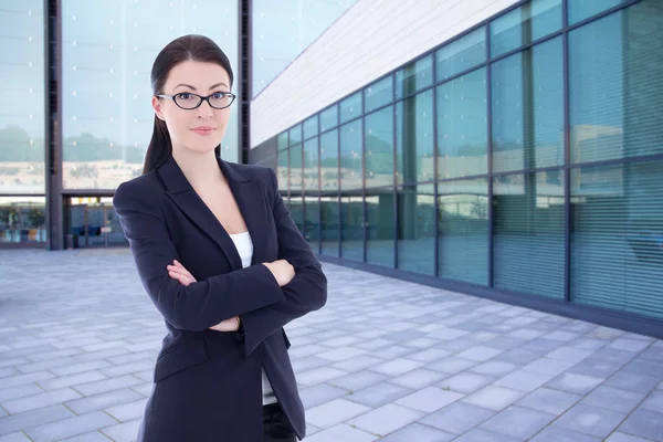 Business-Frau auf Straße gegen moderne Bürogebäude — Stockfoto