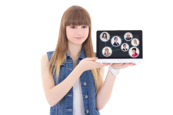 Concepto de red social - linda chica adolescente con ordenador portátil con p —  Fotos de Stock