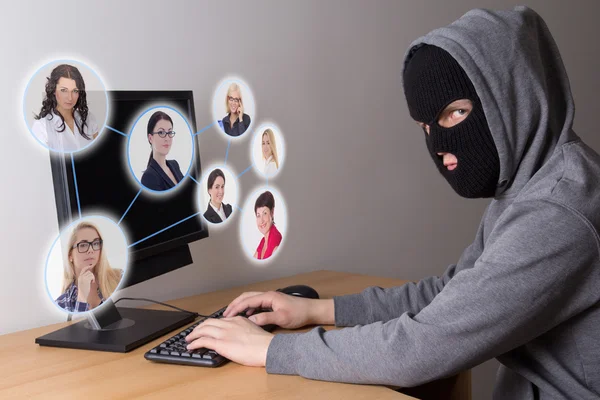 Ladrão mascarado roubar dados de computadores — Fotografia de Stock