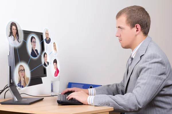 Концепция социальной сети - молодой человек, работающих в офисе — стоковое фото