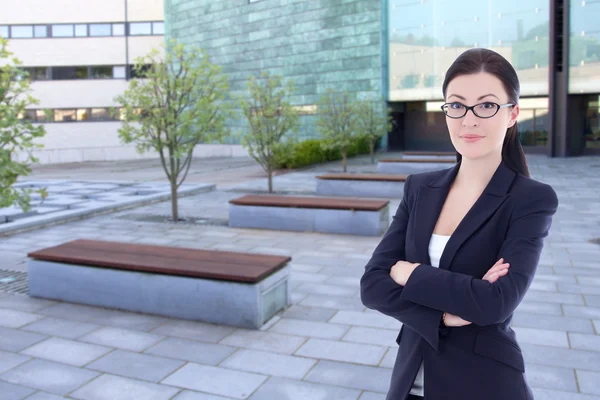 Красива бізнес-леді, що стоїть на вулиці проти офісної будівлі — стокове фото