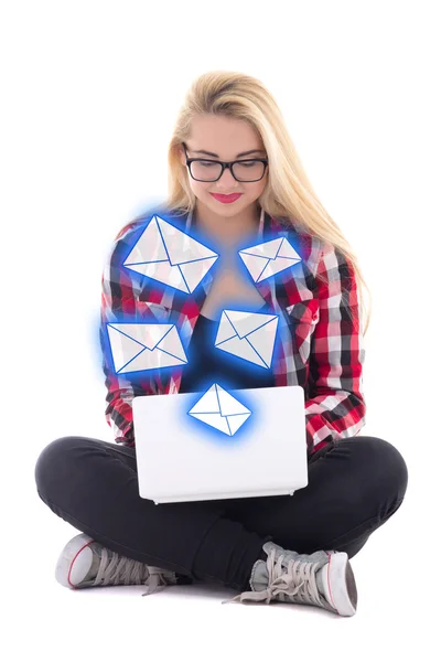Rubia joven mujer sentada con ordenador portátil y el envío de mensajes iso —  Fotos de Stock