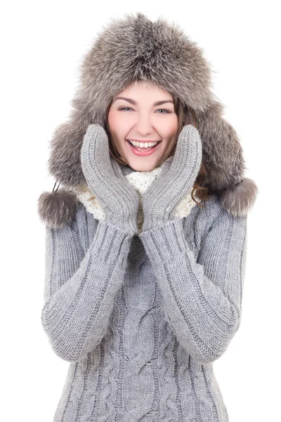 Смішна жінка в зимовому одязі кричить ізольовано на білому — стокове фото