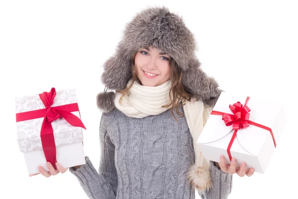 Belle femme heureuse hiver vêtements avec les coffrets cadeaux isolés — Photo