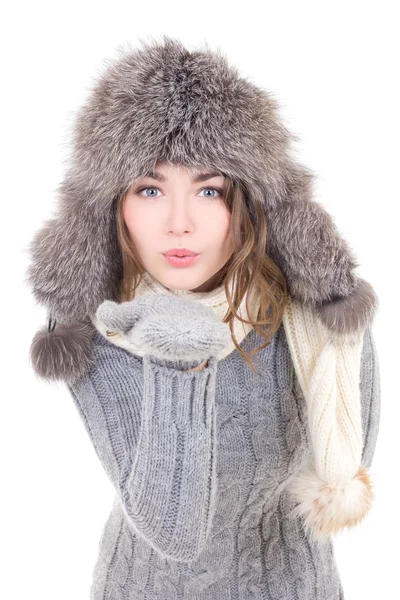 Jovem mulher bonita com roupas de inverno soprando algo de h — Fotografia de Stock
