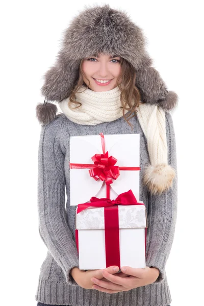 Feliz mujer hermosa en ropa de invierno con la Navidad presenta Fotos de stock libres de derechos