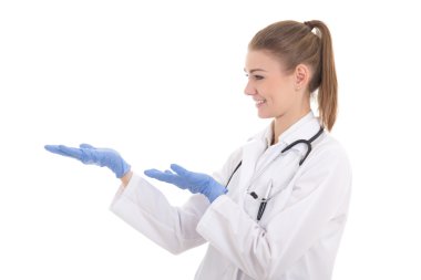 bir şey üzerinde beyaz izole gösteren genç bir kadın doktor