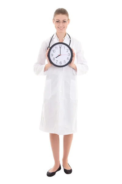 Heureux jeune femme médecin tenant horloge de bureau isolé sur blanc — Photo