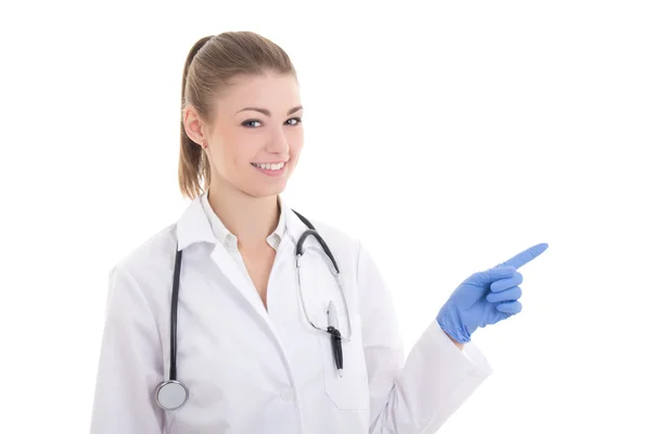 Médico jovem feliz apontando algo isolado no branco — Fotografia de Stock