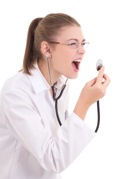 Jovem médico feminino gritando no estetoscópio isolado no branco — Fotografia de Stock
