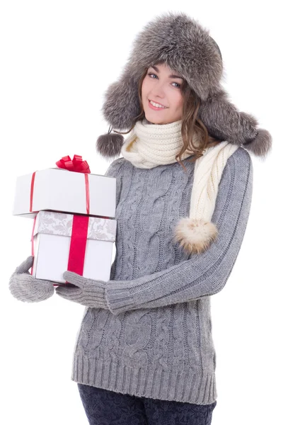 Mujer hermosa joven en ropa de invierno con la Navidad presenta — Foto de Stock