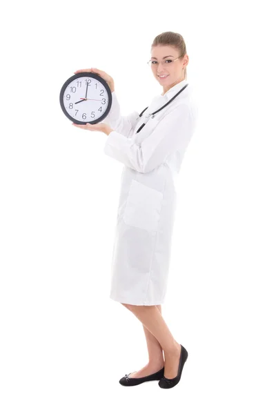 Jeune femme médecin avec horloge de bureau isolé sur blanc — Photo