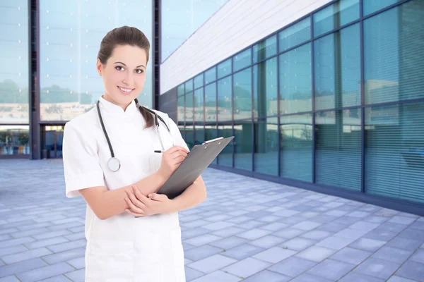 Femme médecin permanent contre la construction de l'hôpital — Photo