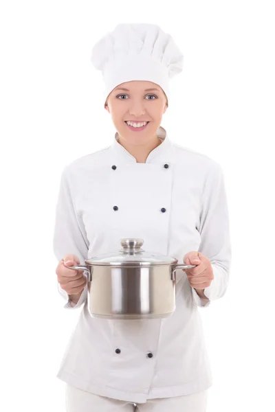 Mladá žena v uniformě šéfkuchař drží pánev izolovaných na bílém — Stock fotografie