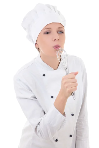 Смешная молодая женщина в единообразных пение шеф-повар с венчиком изолированные — стоковое фото