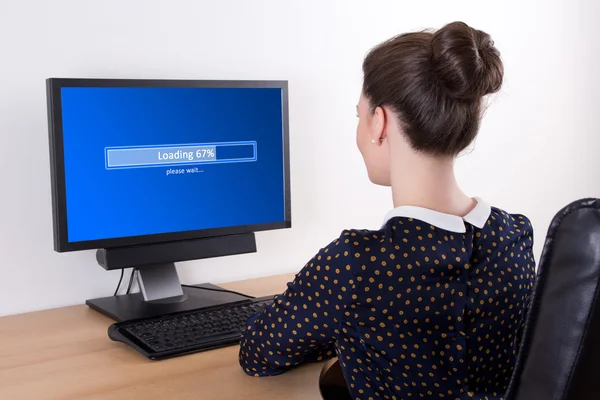 Junge schöne Business-Frau, die etwas aus dem Internet geladen werden — Stockfoto