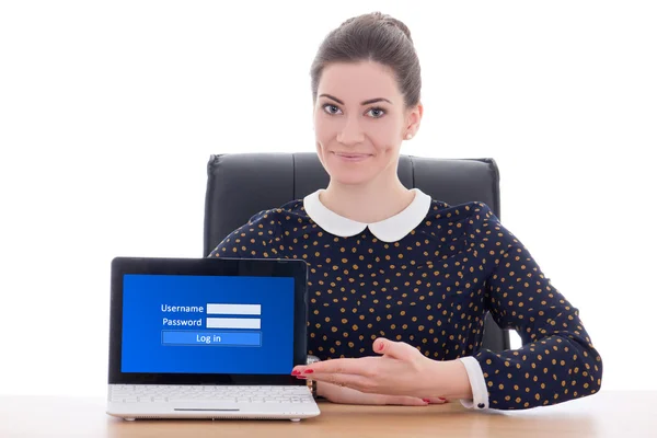 Vacker affärskvinna sitter kontoret och visar laptop wi — Stockfoto