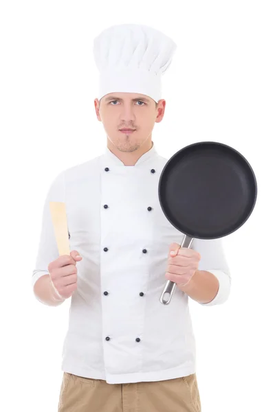 Cocinero joven guapo en uniforme con sartén aislado en w — Foto de Stock