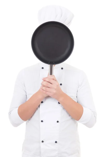 Mladý muž v kuchař jednotný s pánev za jeho tvář isolat — Stock fotografie