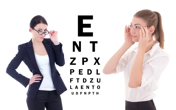 Dos mujeres jóvenes negocios atractivos en las lentes y el ojo de prueba c — Foto de Stock